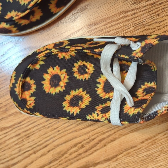 Sneakers - Picture 2 of 5